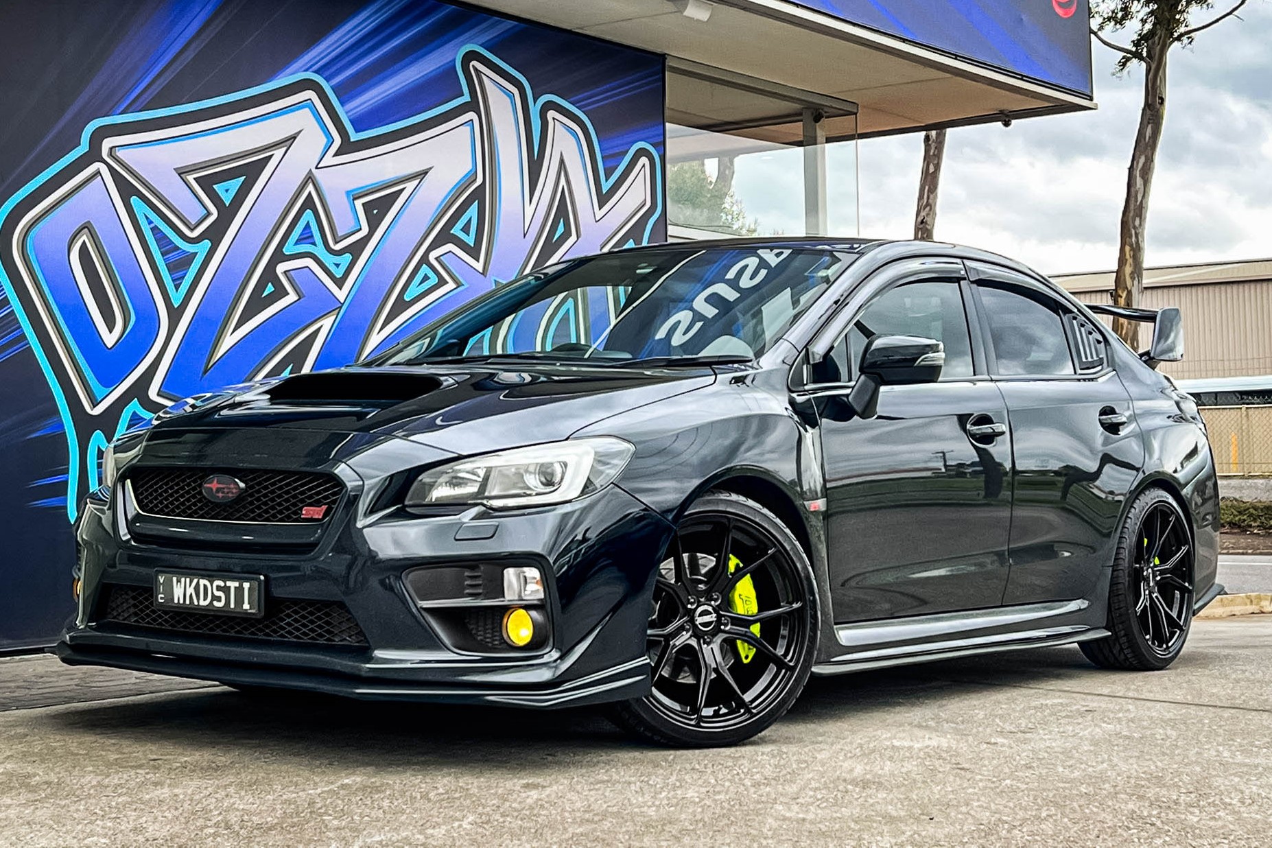 BREEZY_GLOSS_BLACK_1_3