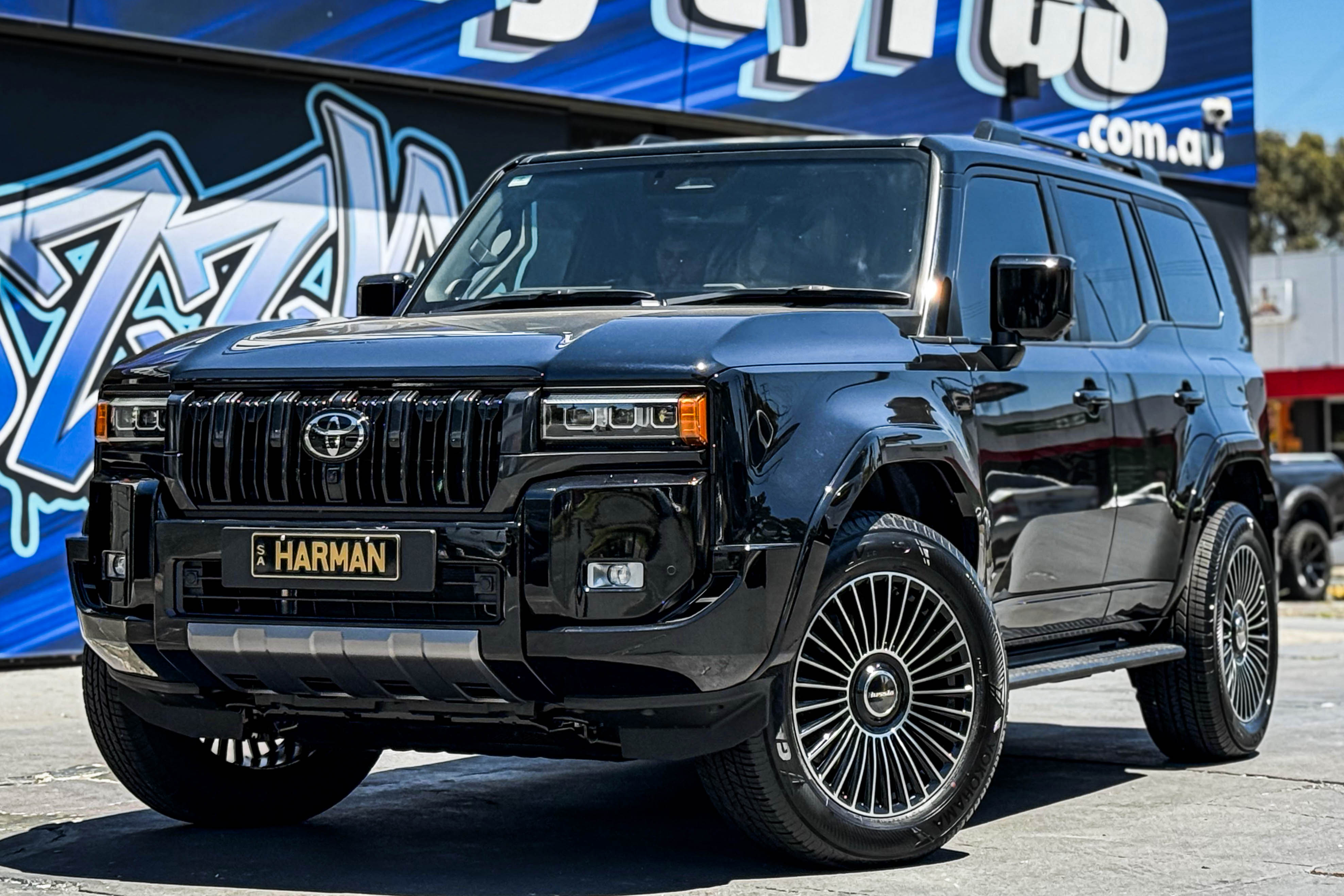 DUBAI_GLOSS_BLACK_MACHINED_FACE_1_2