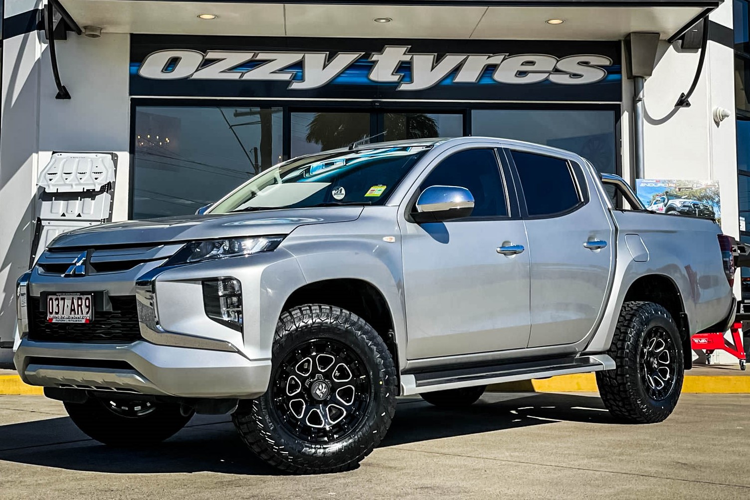 TAKE_OVER_GLOSS_BLACK_MILLED_SPOKES_BLACK_BOLTS_171__1_